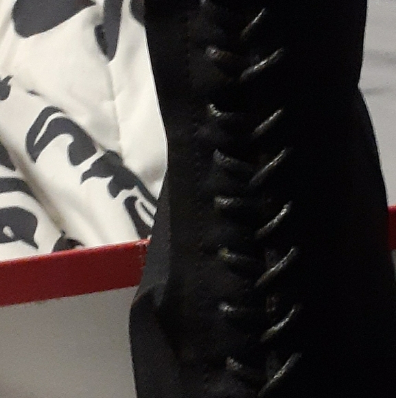 Black heels that come to my hips - Picture 1 of 2